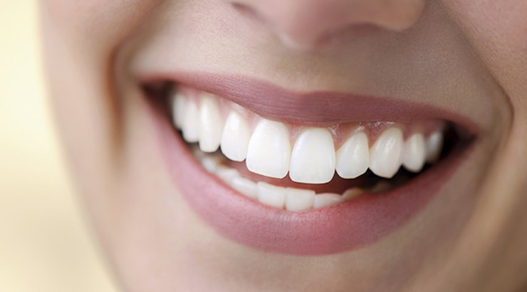 Promienny uśmiech i białe zęby – jak uzyskać najlepsze efekty?