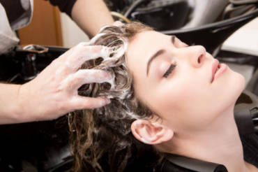Prawidłowe oczyszczanie skóry głowy – nasze porady