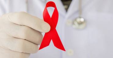 Grudzień miesiącem walki z AIDS. Co warto wiedzieć o tej chorobie?