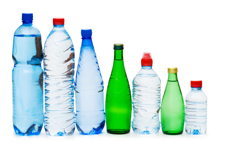 Dlaczego warto zrezygnować z picia wody butelkowanej